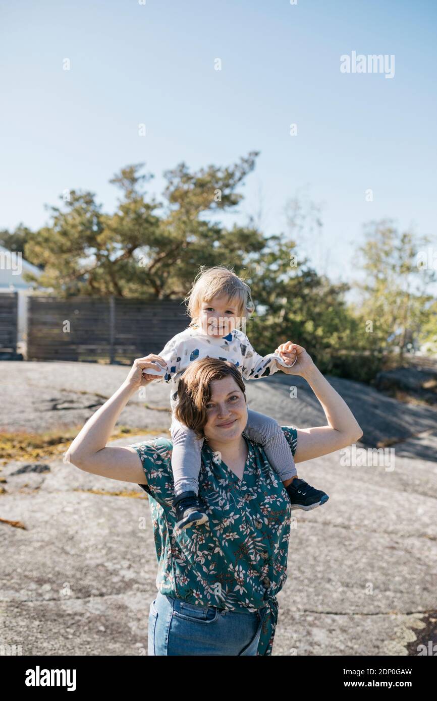 Mother carrying daughter on shoulders Stock Photo Alamy