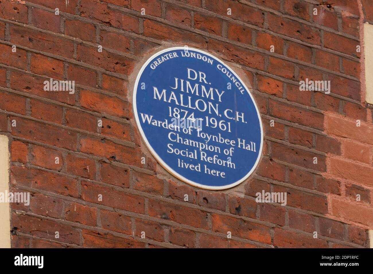 MALLON, DR JIMMY, C.H. (1874-1961) Blue Plaque erected in 1984 by Greater London Council at Toynbee Hall, Commercial Street, Whitechapel, London Stock Photo