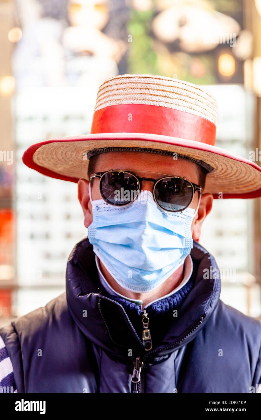 Uniform man wearing mask hi-res stock photography and images - Alamy