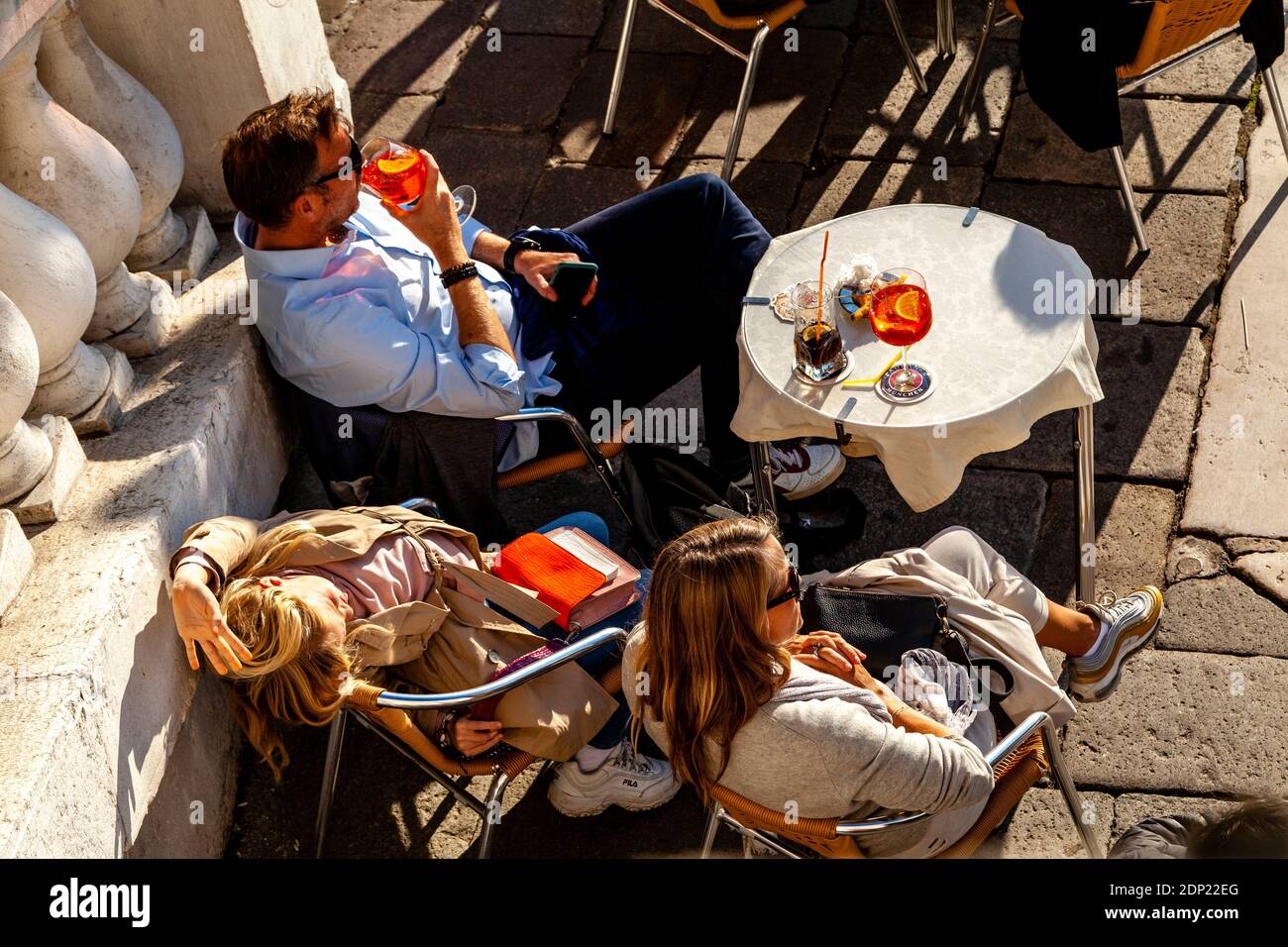 Visitors To Venice Enjoy Drinks By The Grand Canal, Venice, Italy. Stock Photo