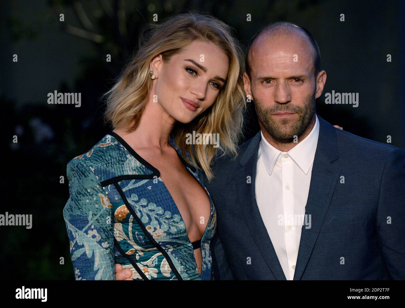 Жена стетхема роузи хантингтон. Jason statham жена. Джейсон стетхен и его жена. Роузи хантингтон-уайтли и джейсон стэйтем. Джейсон стэтхэм с женой и детьми.