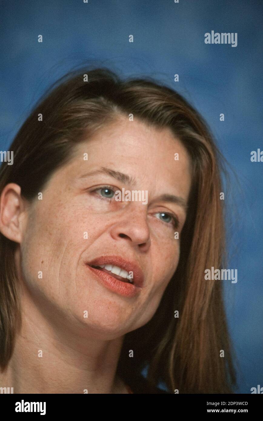 Star of "A Girl Thing," Linda Hamilton, circa 2001 / File Reference