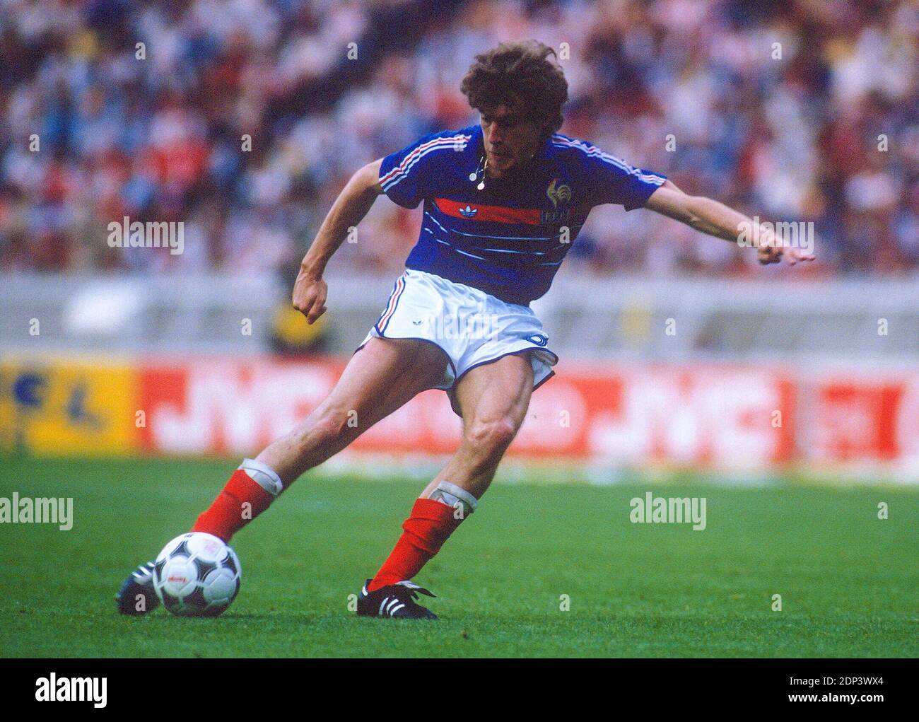 Lot 114: LUIS FERNANDEZ Maillot n°9 de l'équipe de France