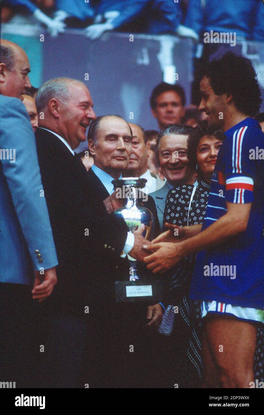 Michel Platini au Championnat d'Europe des Nations en 1984 - Photo et Tableau - Editions Limitées - Achat / Vente Michel Platini au Championnat d'Europe des Nations en 1984 - Photo et Tableau - Editions Limitées - Achat / Vente