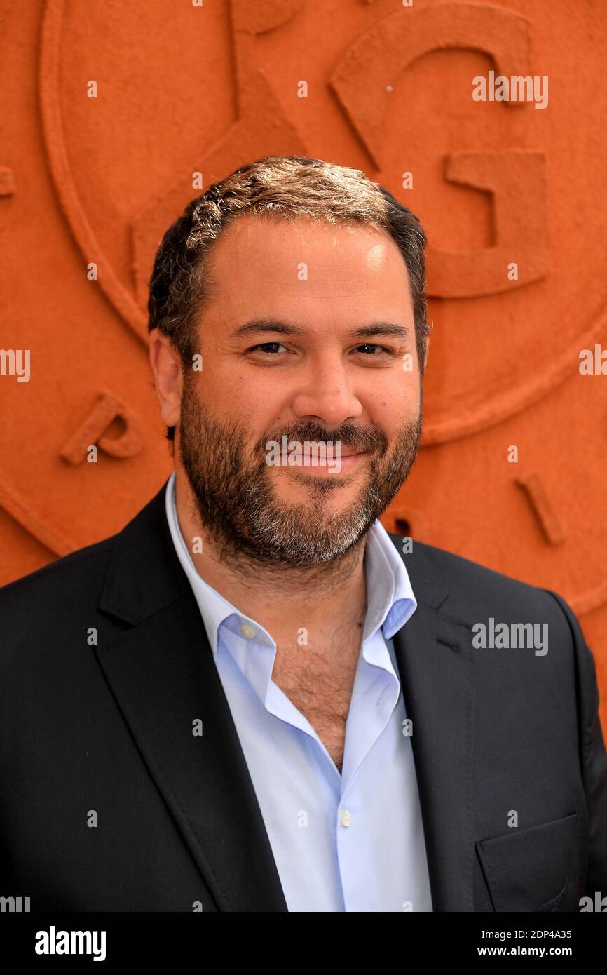 Bruce Toussaint pose au Village du tournoi de tennis de Roland Garros a