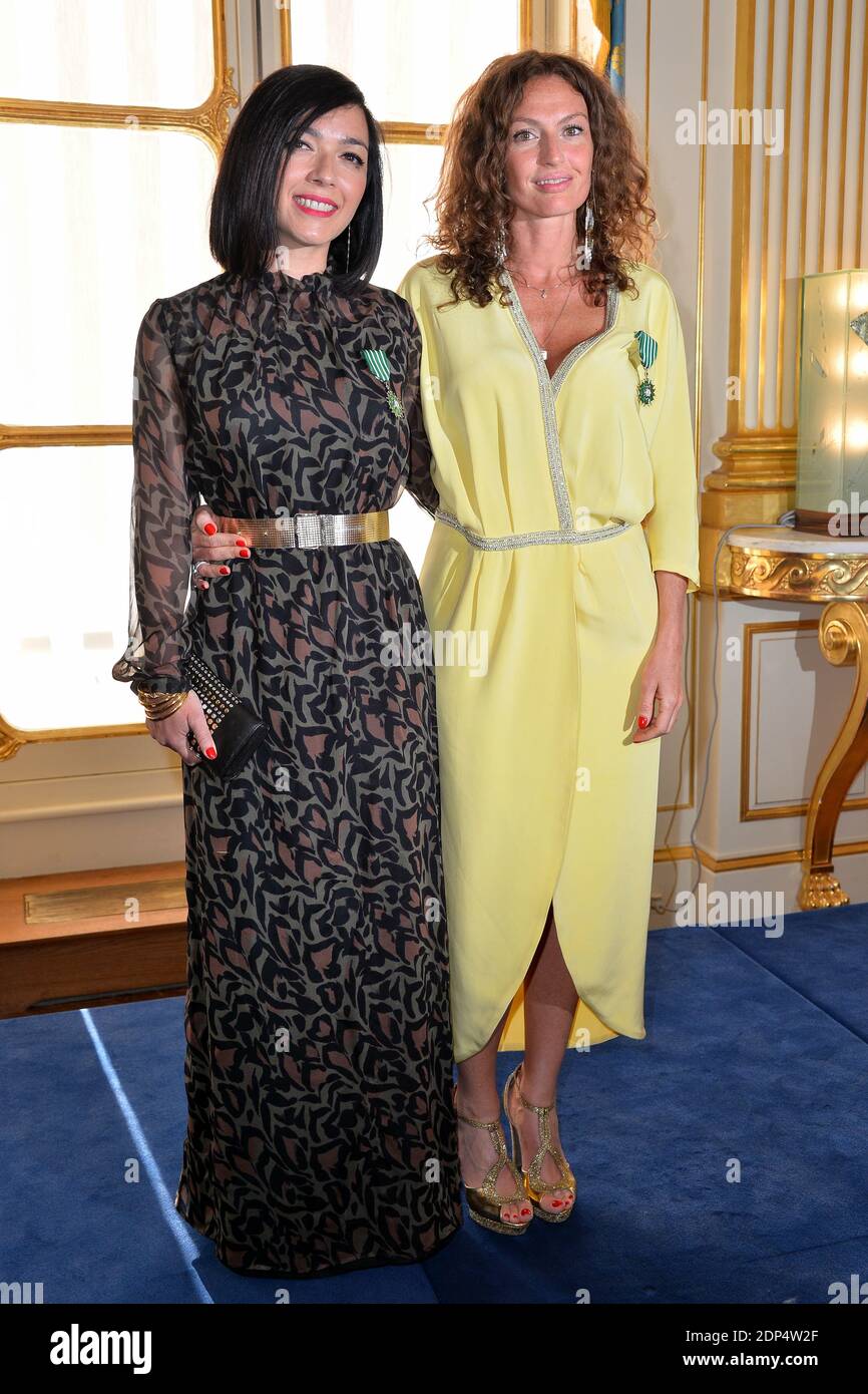 Sylvie Hoarau et Aurelie Saada du groupe Brigitte recoivent les insignes de Chevalier de l’ordre Sylvie Hoarau et Aurelie Saada du groupe Brigitte recoivent les insignes de Chevalier de l’ordre