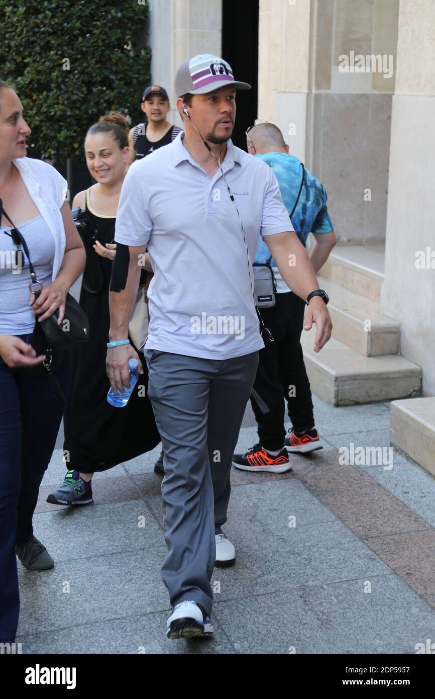 Mark Wahlberg Revient Du Golf Le Jour De Son Anniversaire A Paris Photo By Nasser Berzane Abacapress Com Stock Photo Alamy