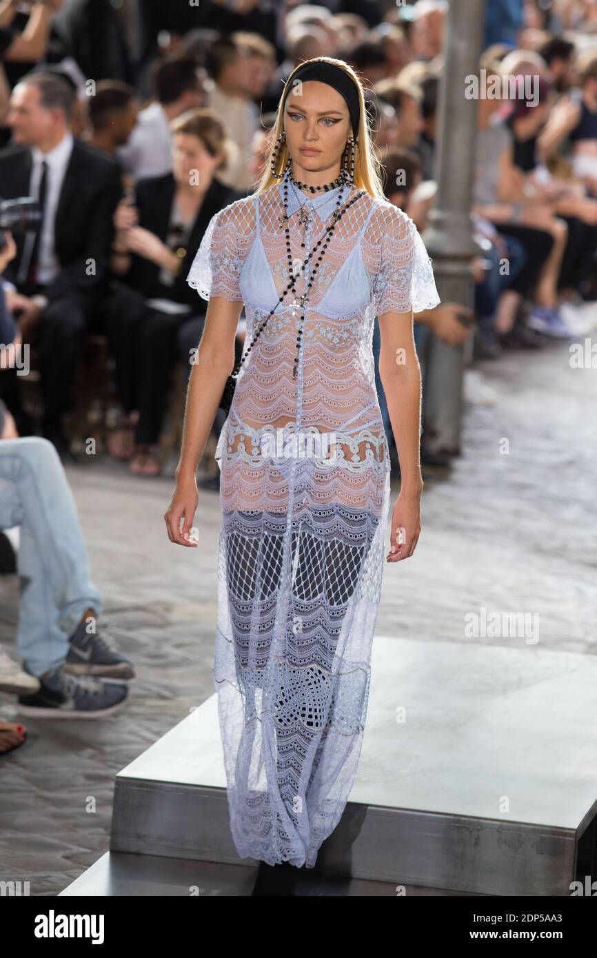 CANDICE SWANEPOEL - LES TOP MODEL AU DEFILE GIVENCHY HOMME - PRET A PORTER  - FASHION WEEK DE PARIS Photo by Nasser Berzane/ABACAPRESS.COM Stock Photo  - Alamy