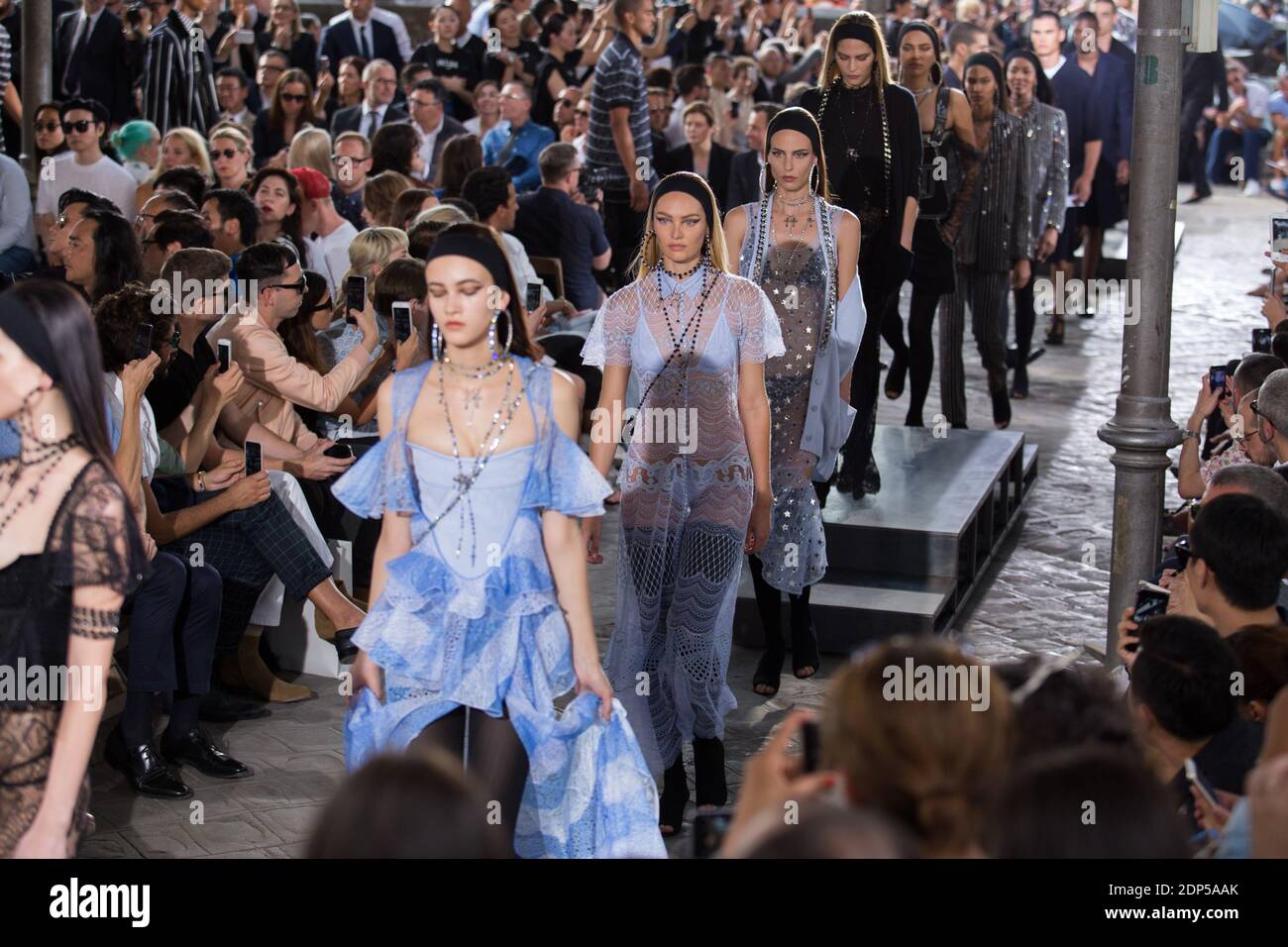 CANDICE SWANEPOEL - LES TOP MODEL AU DEFILE GIVENCHY HOMME - PRET A PORTER  - FASHION WEEK DE PARIS Photo by Nasser Berzane/ABACAPRESS.COM Stock Photo  - Alamy