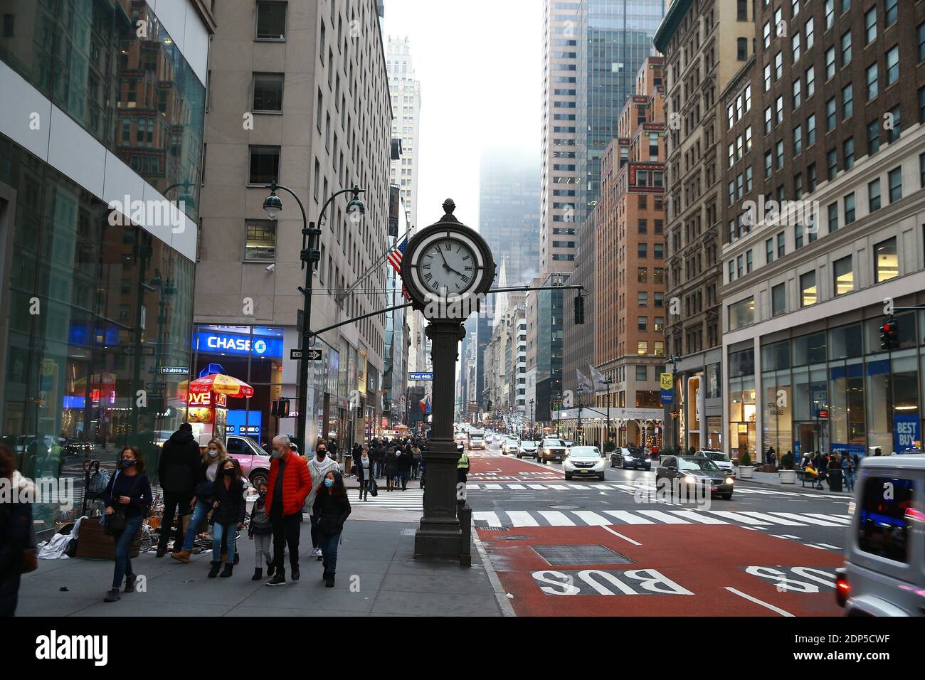 Shopping Street at 5th Avenue in NYC Editorial Image - Image of road,  travel: 53764880