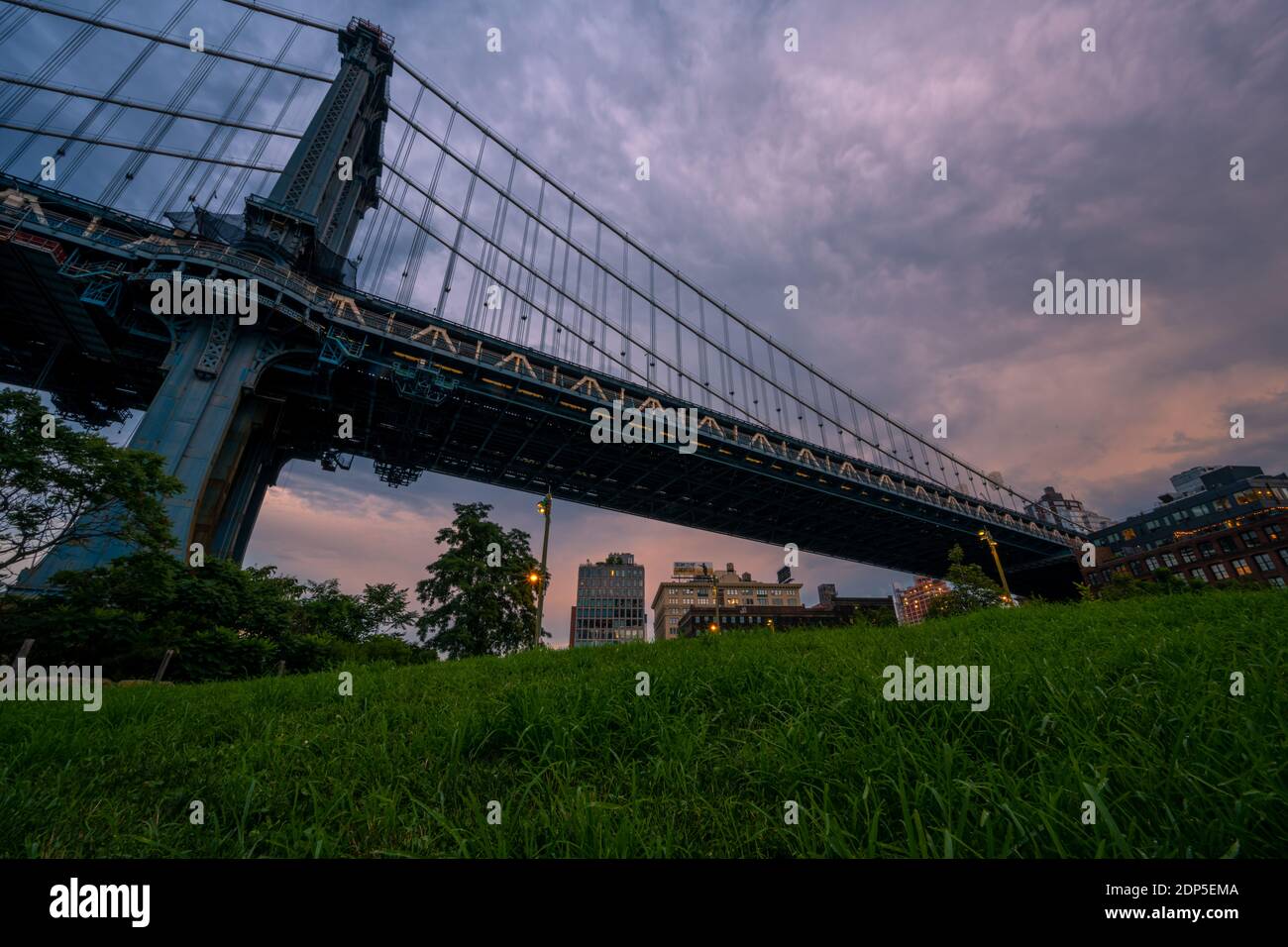 Rainy day brooklyn bridge hi-res stock photography and images - Alamy