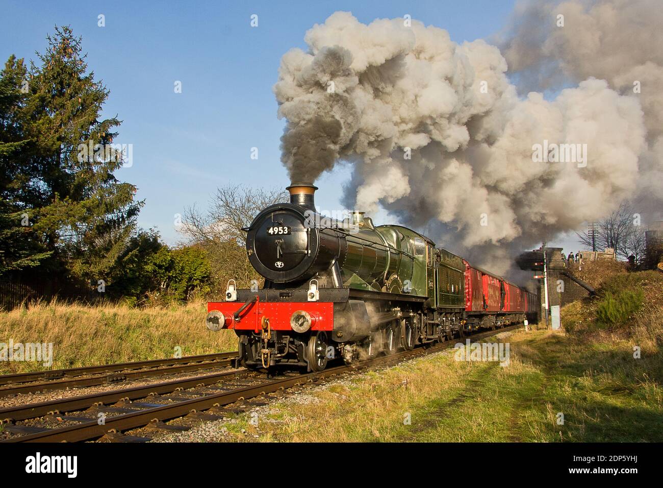 GWR Hall Class 4-6-0 No. 4953 ‘Pitchford Hall’ powers out of Loughborough with the 10:25(1X08) Travelling post Office to carry out a demonstration. Stock Photo