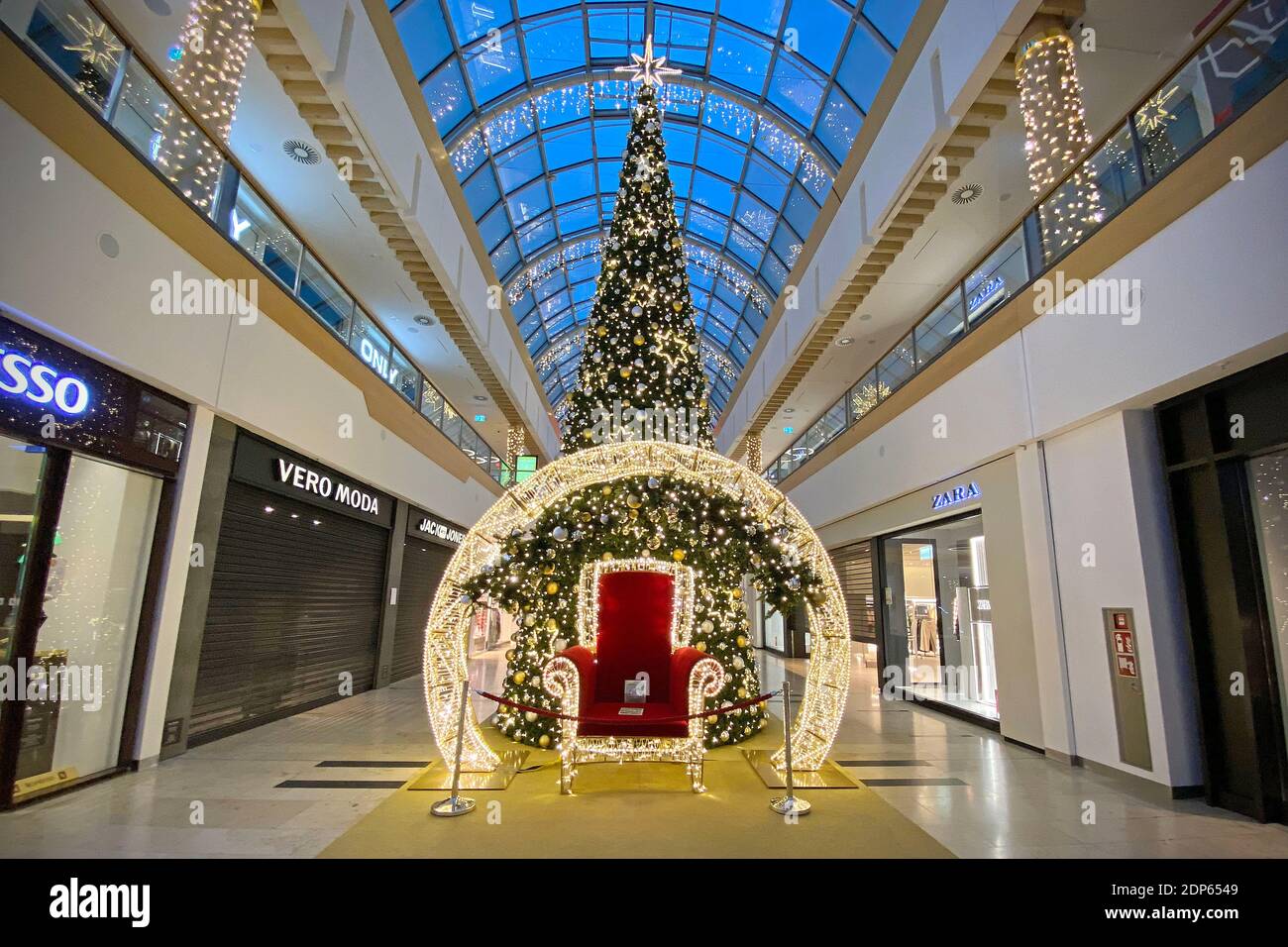 Riem arcaden hi-res stock photography and images - Page 3 - Alamy