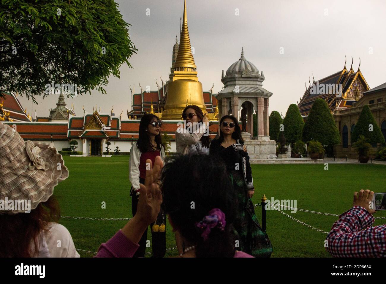 THA - PALAIS ROYAL DE BANGKOK Tourisme au Palais Royal de Bangkok. THA - ROYAL PALACE OF BANGKOK Tourism at the Royal Palace in Bangkok. Stock Photo