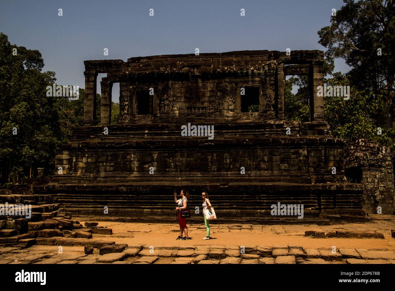 KHM SOCIÉTÉ TOURISME AUX TEMPLES DE ANGKOR Avant de devenir une attraction touristique, la
