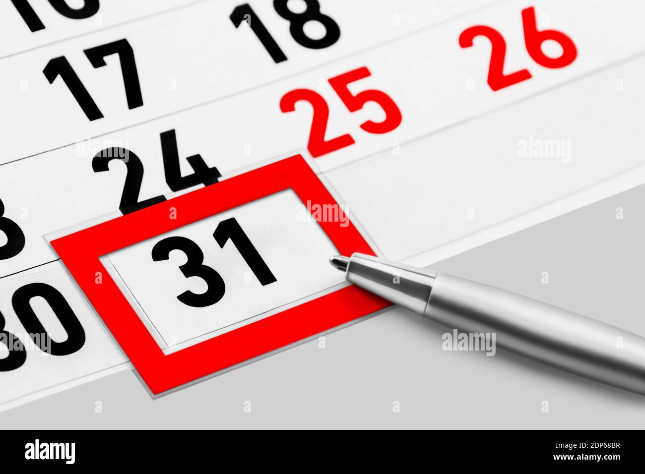 Kalender Dezember 31  2020 und Stift close up Stock Photo