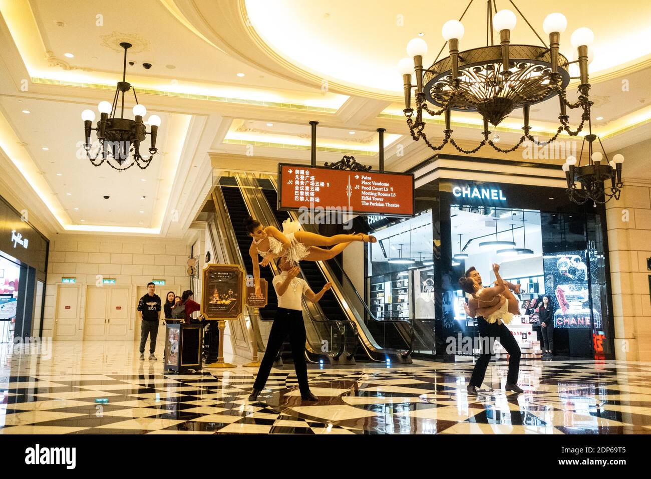 Le Cabaret High Resolution Stock Photography And Images Alamy