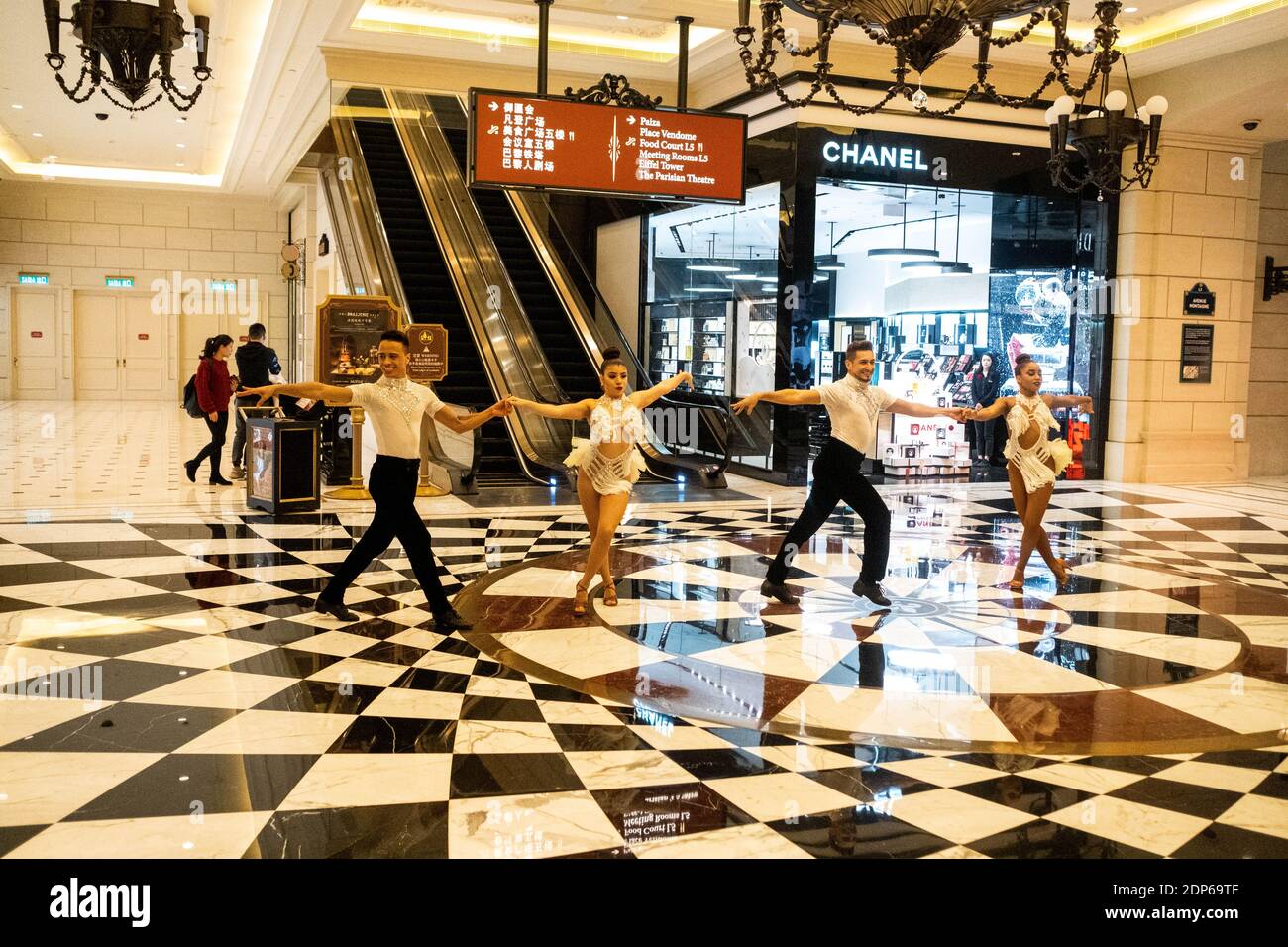 Le Cabaret High Resolution Stock Photography And Images Alamy