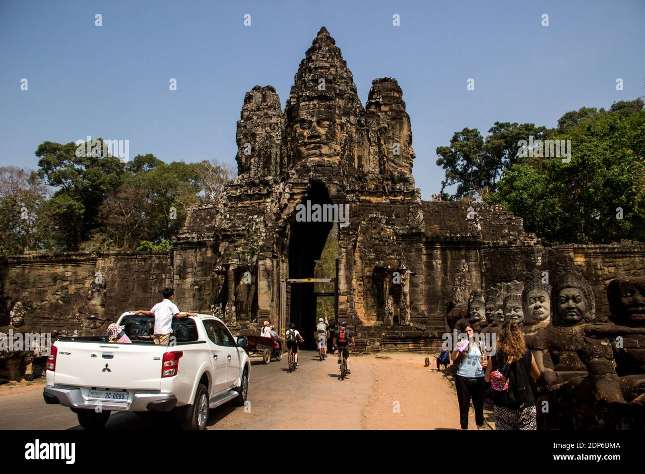 KHM SOCIÉTÉ TOURISME AUX TEMPLES DE ANGKOR Avant de devenir une attraction touristique, la