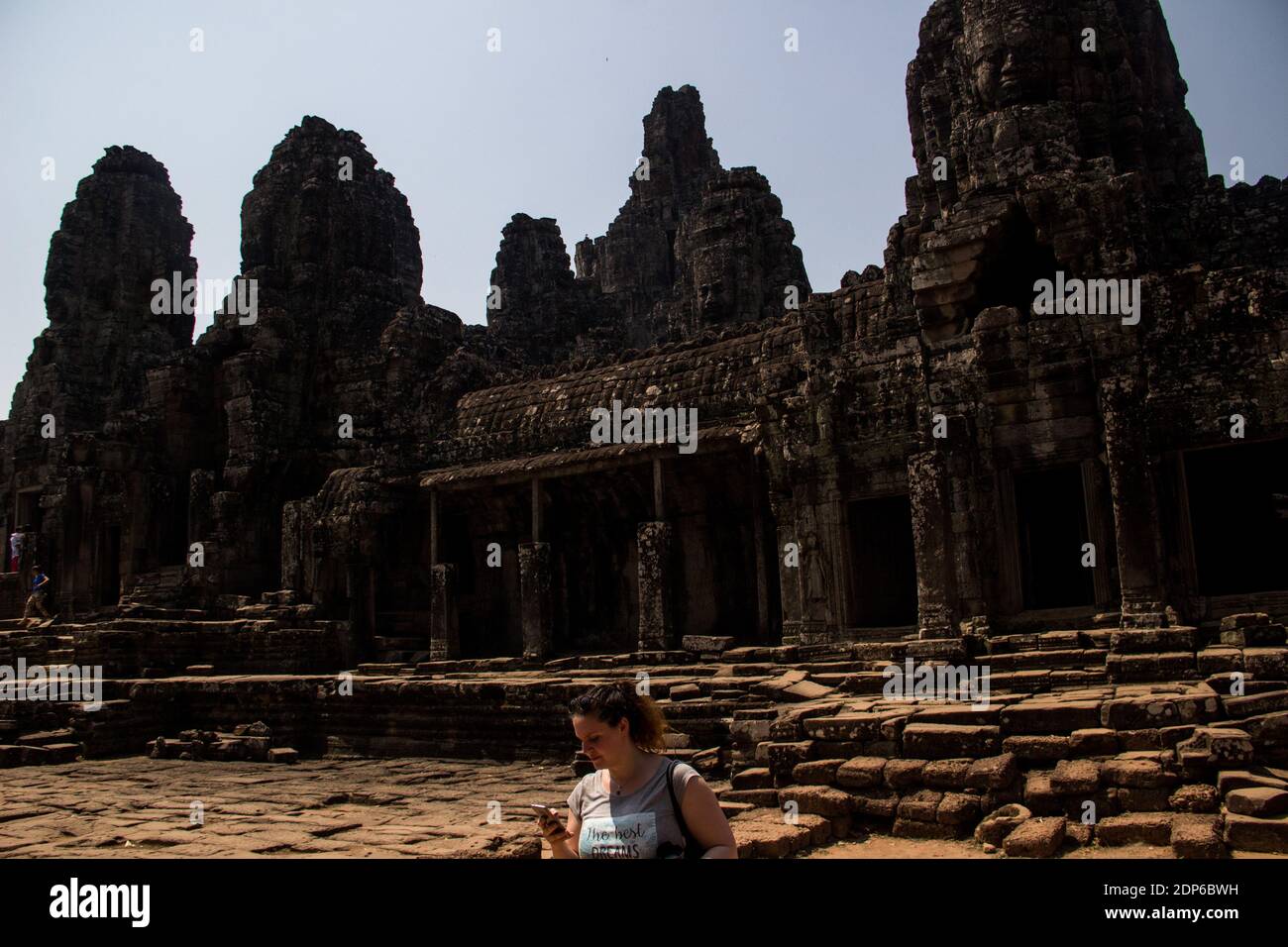 KHM SOCIÉTÉ TOURISME AUX TEMPLES DE ANGKOR Avant de devenir une attraction touristique, la