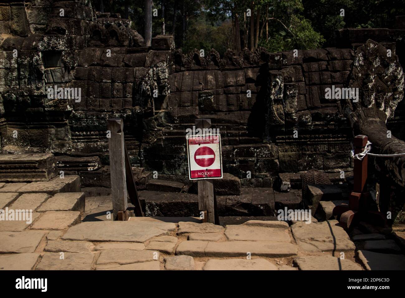 KHM SOCIÉTÉ TOURISME AUX TEMPLES DE ANGKOR Avant de devenir une attraction touristique, la