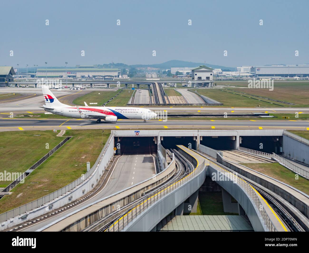 Boeing 737-800 from Malaysian Airlines passing between the domestic and international terminals at Kuala Lumpur International Airport, KLIA, in Kuala Stock Photo