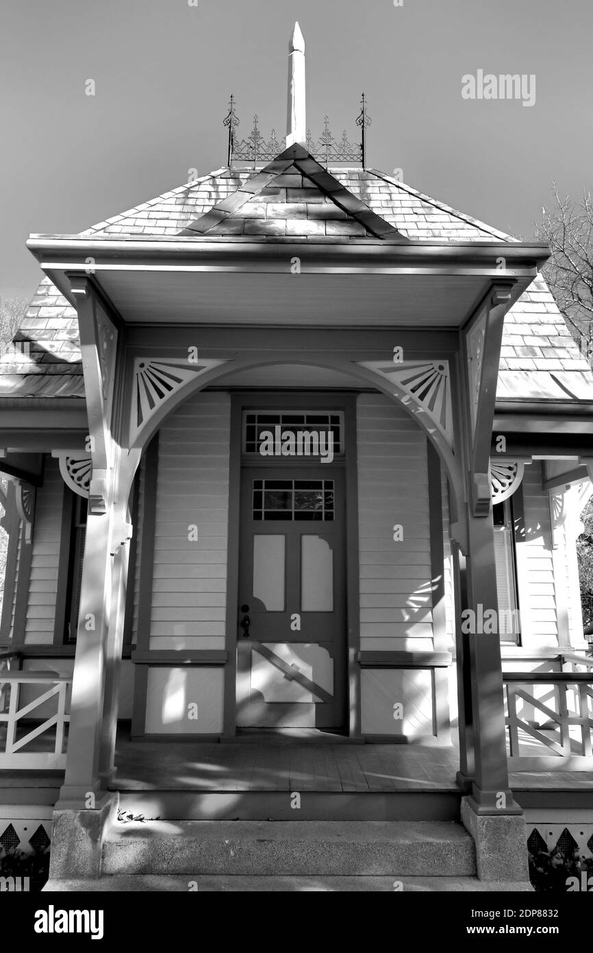 Entrance door architecture building Black and White Stock Photos ...