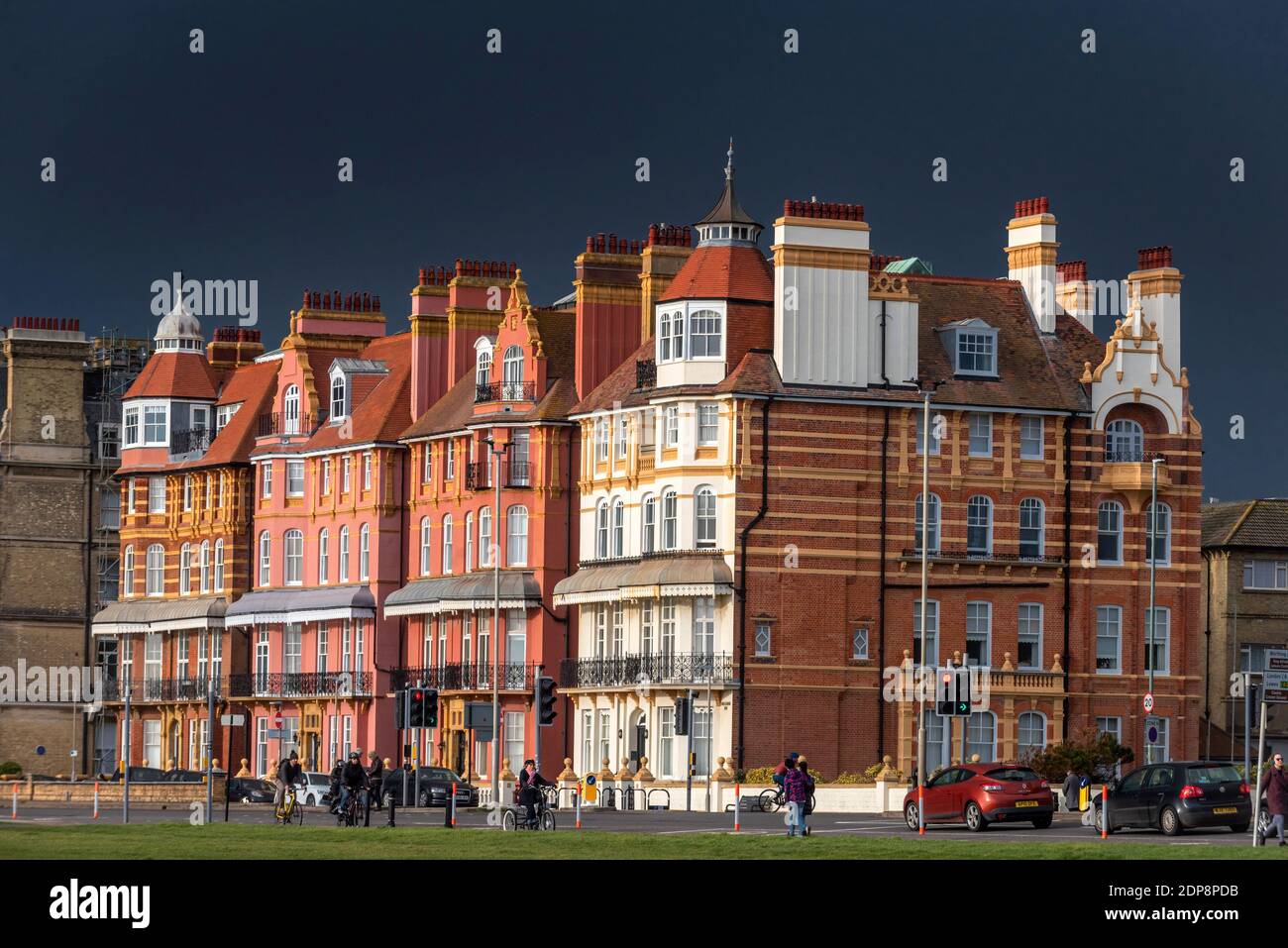Brighton, December 19th 2020: Stormy and changeable conditions on the seafront in Hove this afternoon Credit: Andrew Hasson/Alamy Live News Stock Photo