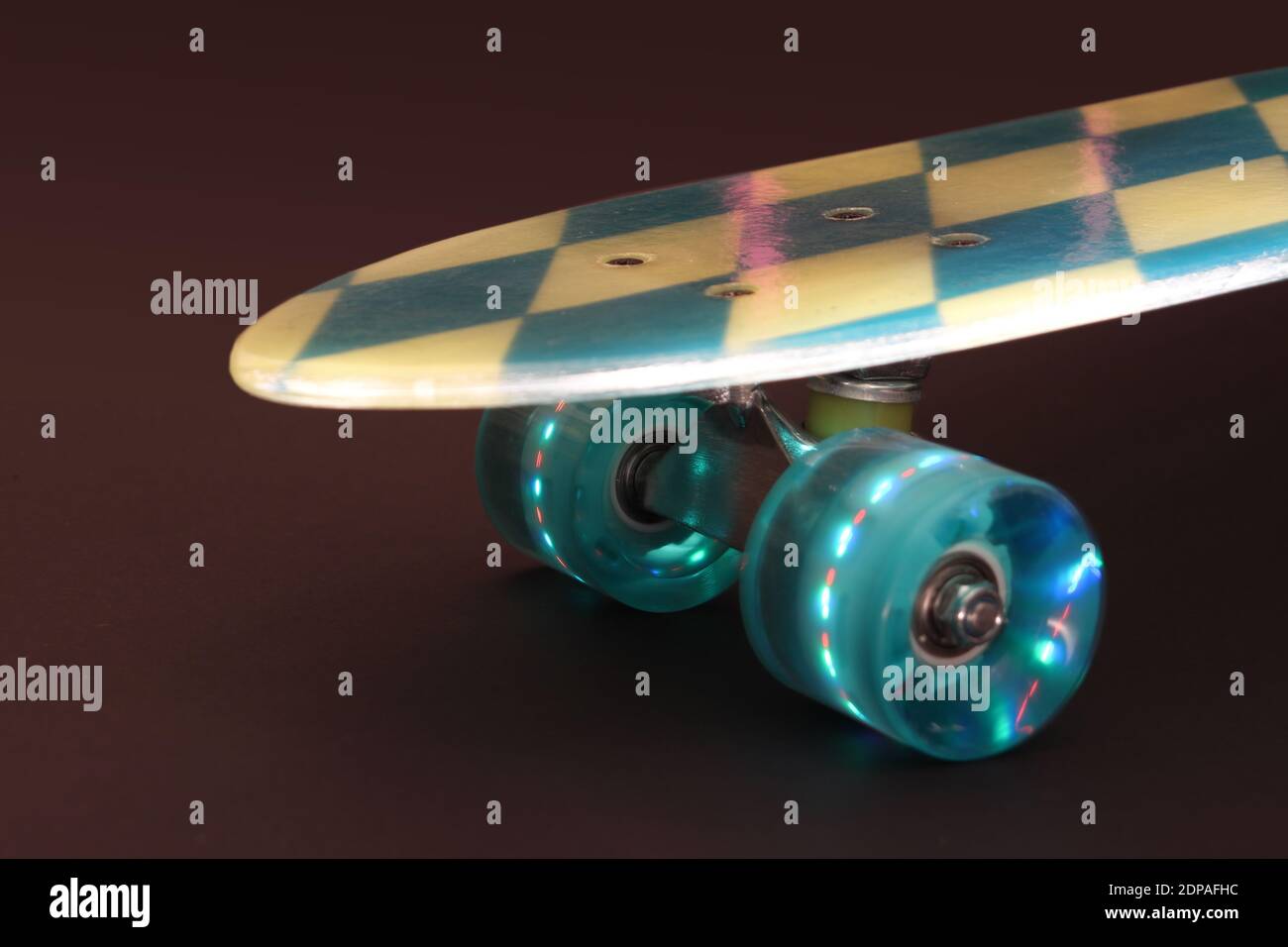 Bavaria-Design Skateboard mit durchscheinendem Deck und LED-Rollen, die beim Rollen aufleuchten Stock Photo