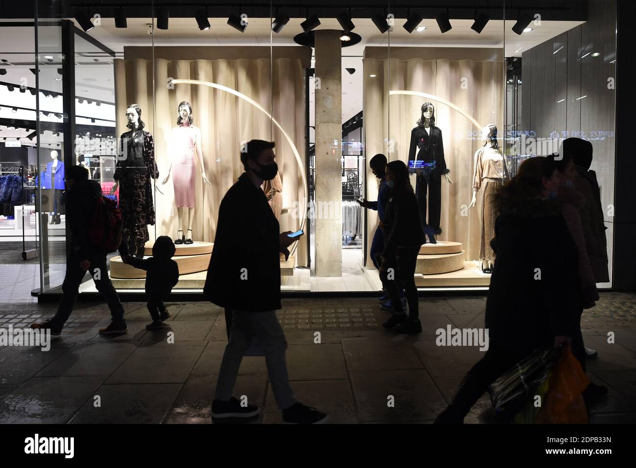 people-shopping-on-oxford-street-in-central-london-on-the-last-saturday
