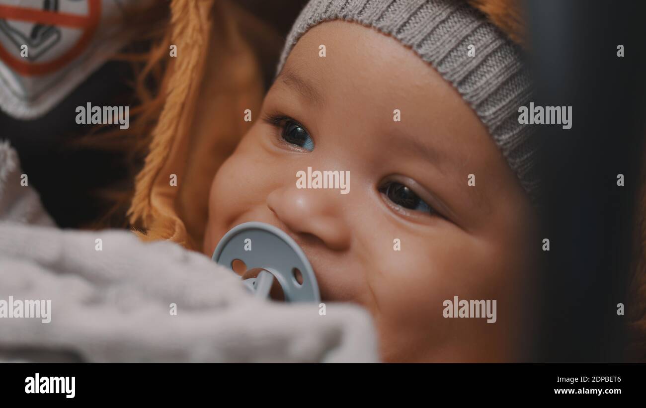 Baby in car seat hat hires stock photography and images Alamy