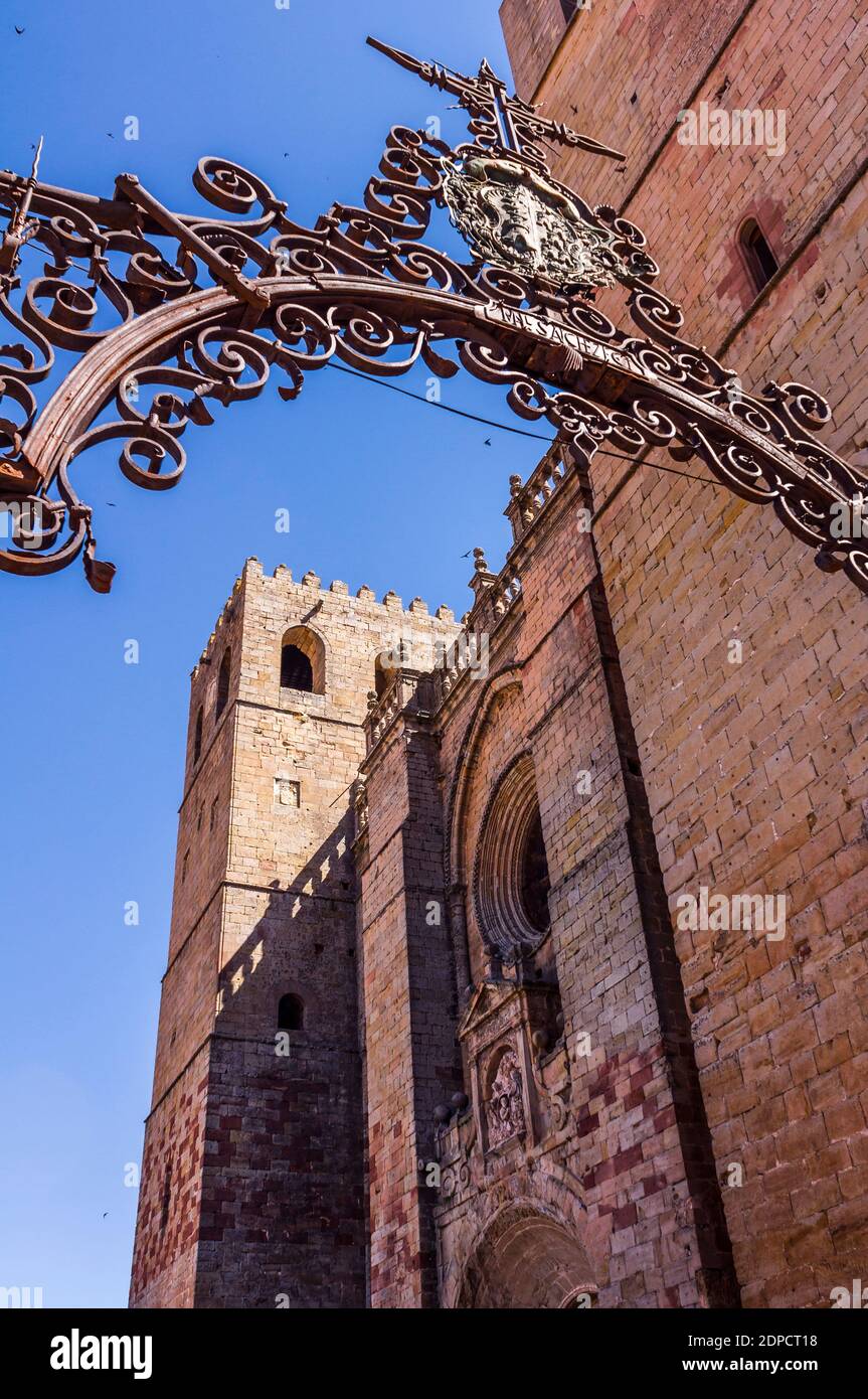 Forja exterior de la catedral de Santa María la mayor de Sigüenza. Guadalajara. Castilla la Mancha. España. Stock Photo