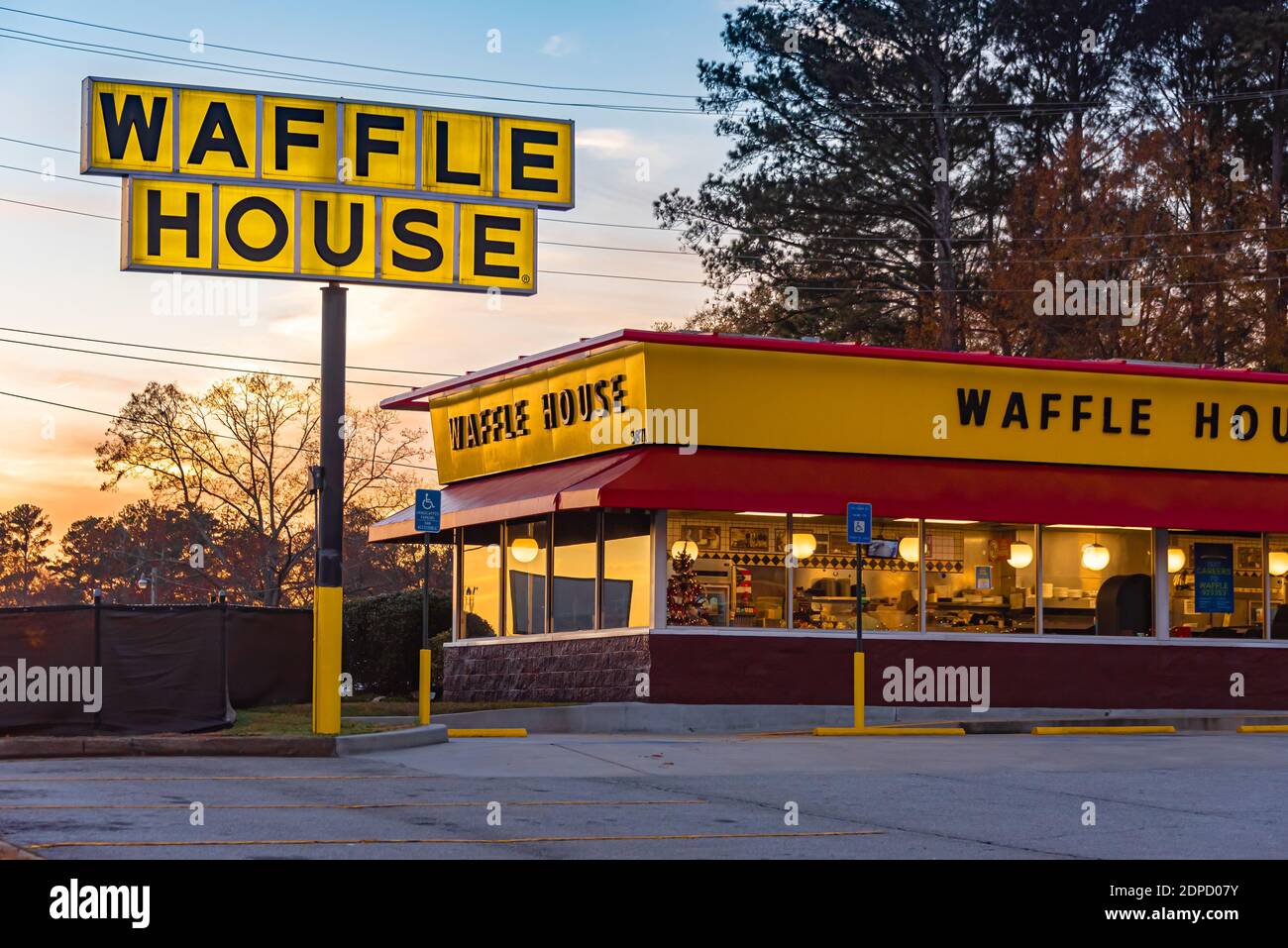 Waffle House restaurant in Snellville, Georgia. The 24 hour Waffle House restaurant chain is a cultural icon in the American South. (USA) Stock Photo