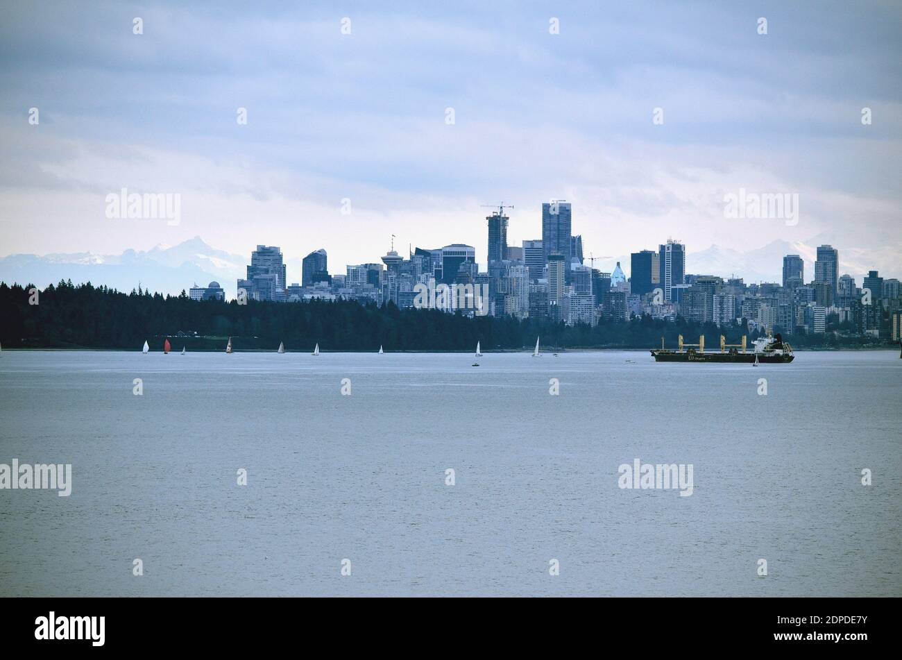 Vancouver city skyline panorama mountains hi-res stock photography and ...