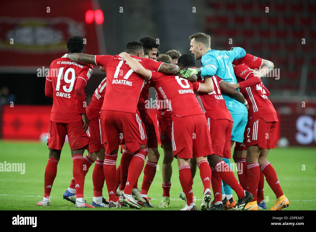 Manuel Neuer Bayern MŸnchen Joshua Kimmich FC Bayern MŸnchen happy after the victory Leverkusen 19.12.2020 in BayArena Bayer Leverkusen vs FC Bayern Muenchen Munich Football Bundesliga Fussball 1. Bundesliga Saison 2020 / 2021 © diebilderwelt / Alamy Live News Stock Photo