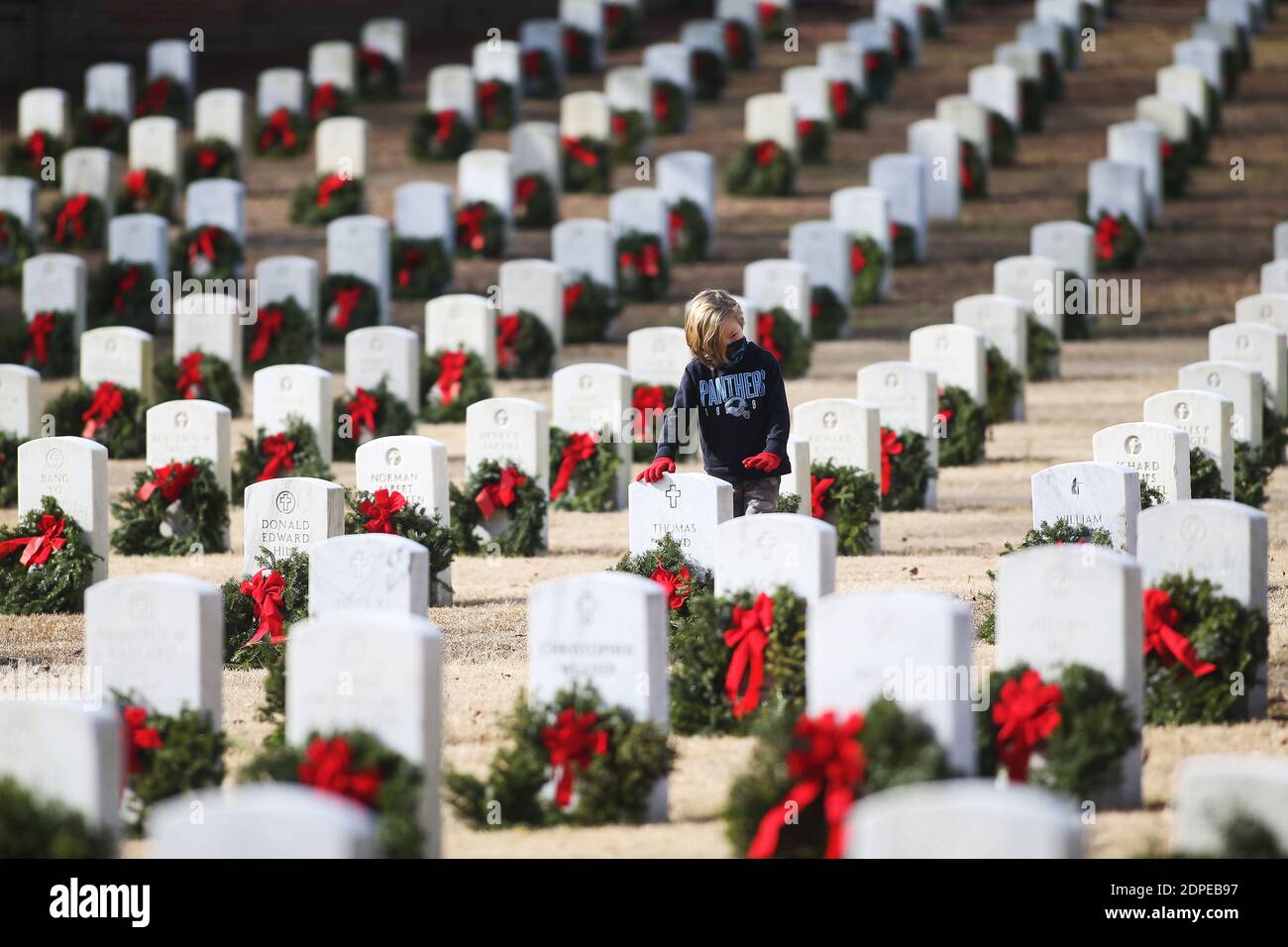 Wreaths across america hires stock photography and images Alamy