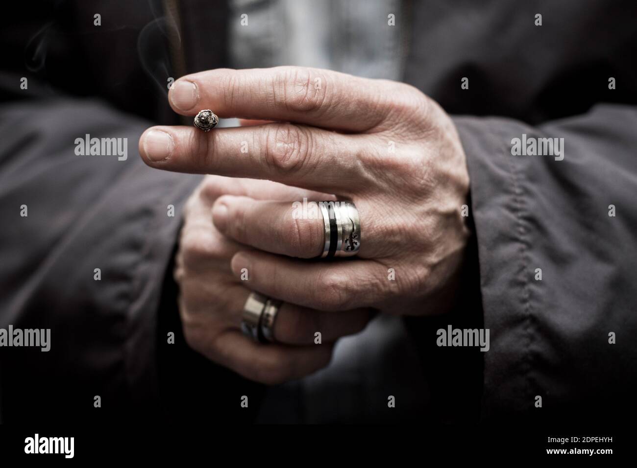 Cigarette Holder High Resolution Stock Photography and Images Alamy