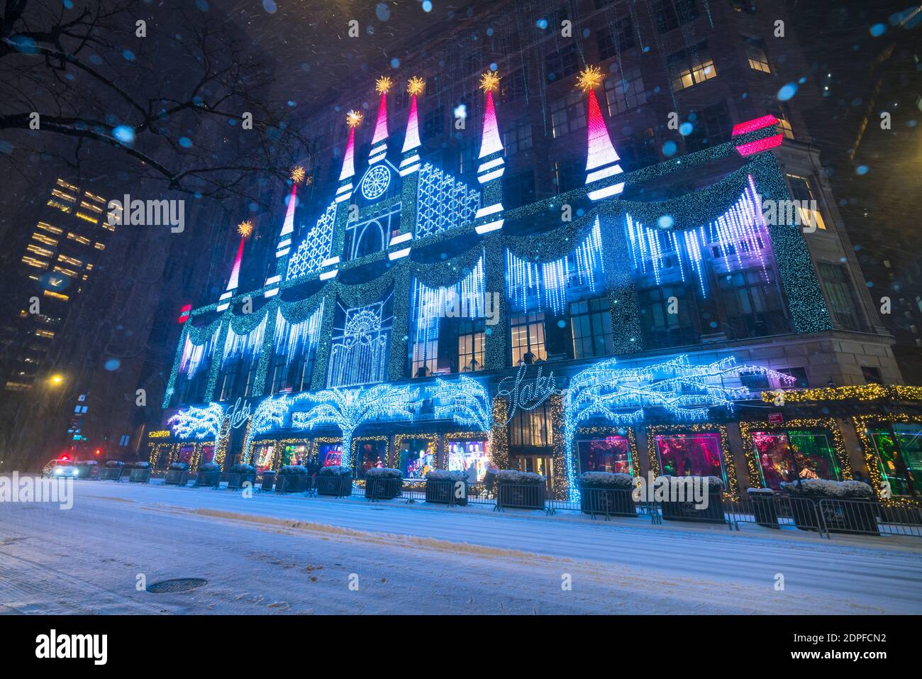 COMMB on X: A beautiful example of holiday-themed OOH creative! This  12-story mural can be found on the corner of Louis Vuitton's 5th Avenue  store in #NewYorkCity. #WorldwideWednesdays #ooh #marketing #advertising  #holiday