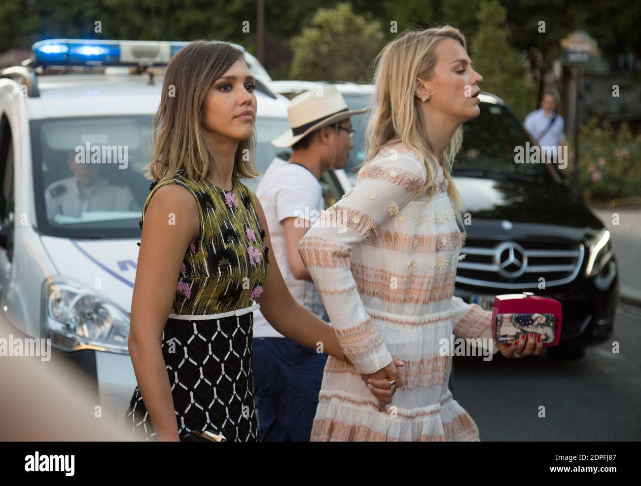 Jessica Alba leaves the Giambattista Valli Fall-Winter 2015/2016 Haute