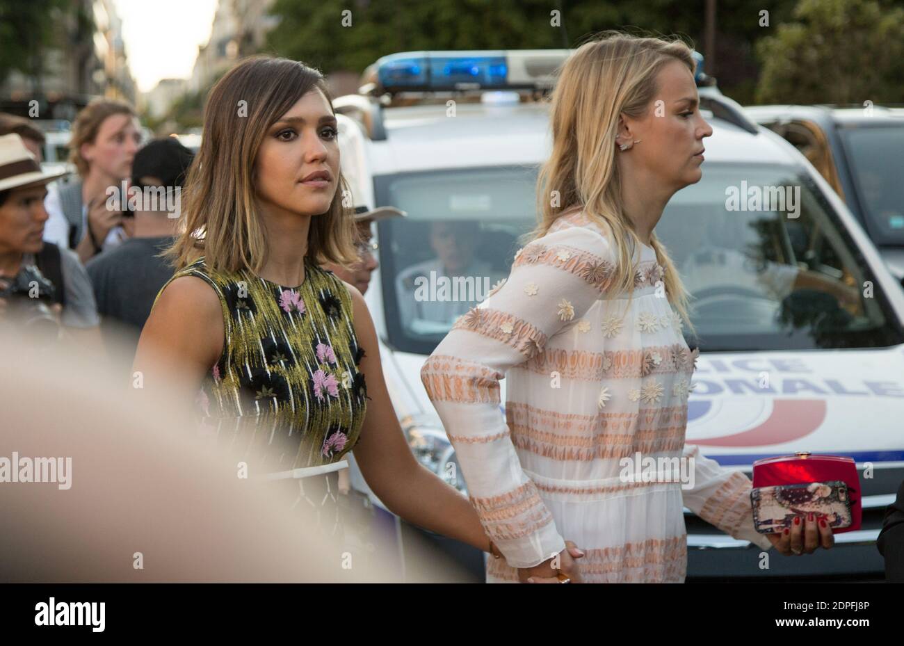 Jessica Alba leaves the Giambattista Valli Fall-Winter 2015/2016 Haute