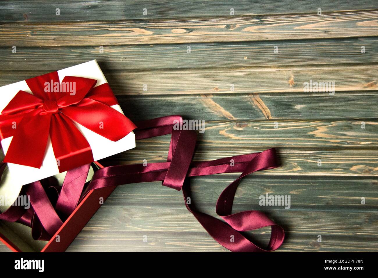 Christmas background with gift box wrapped in red ribbon and bow Stock ...