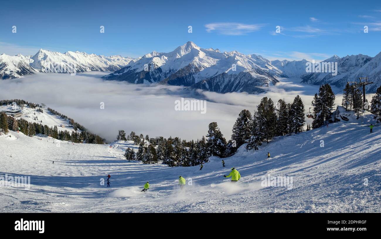 Winterpanorama Über Den Wolken Bei Strahlendem Sonnenschein Stock Photo