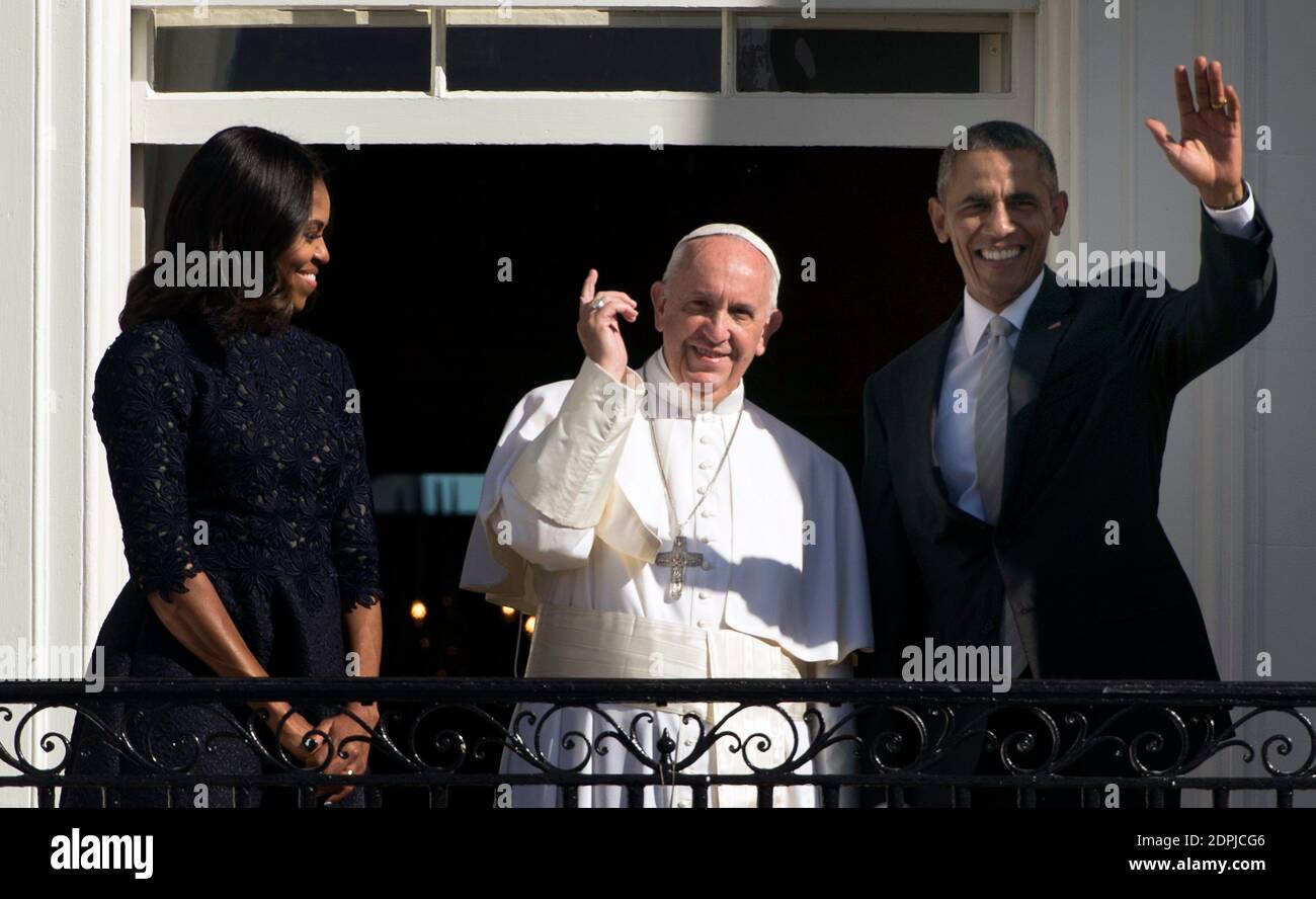 Pope Francis is welcomed by President Barack Obama at the White House ...