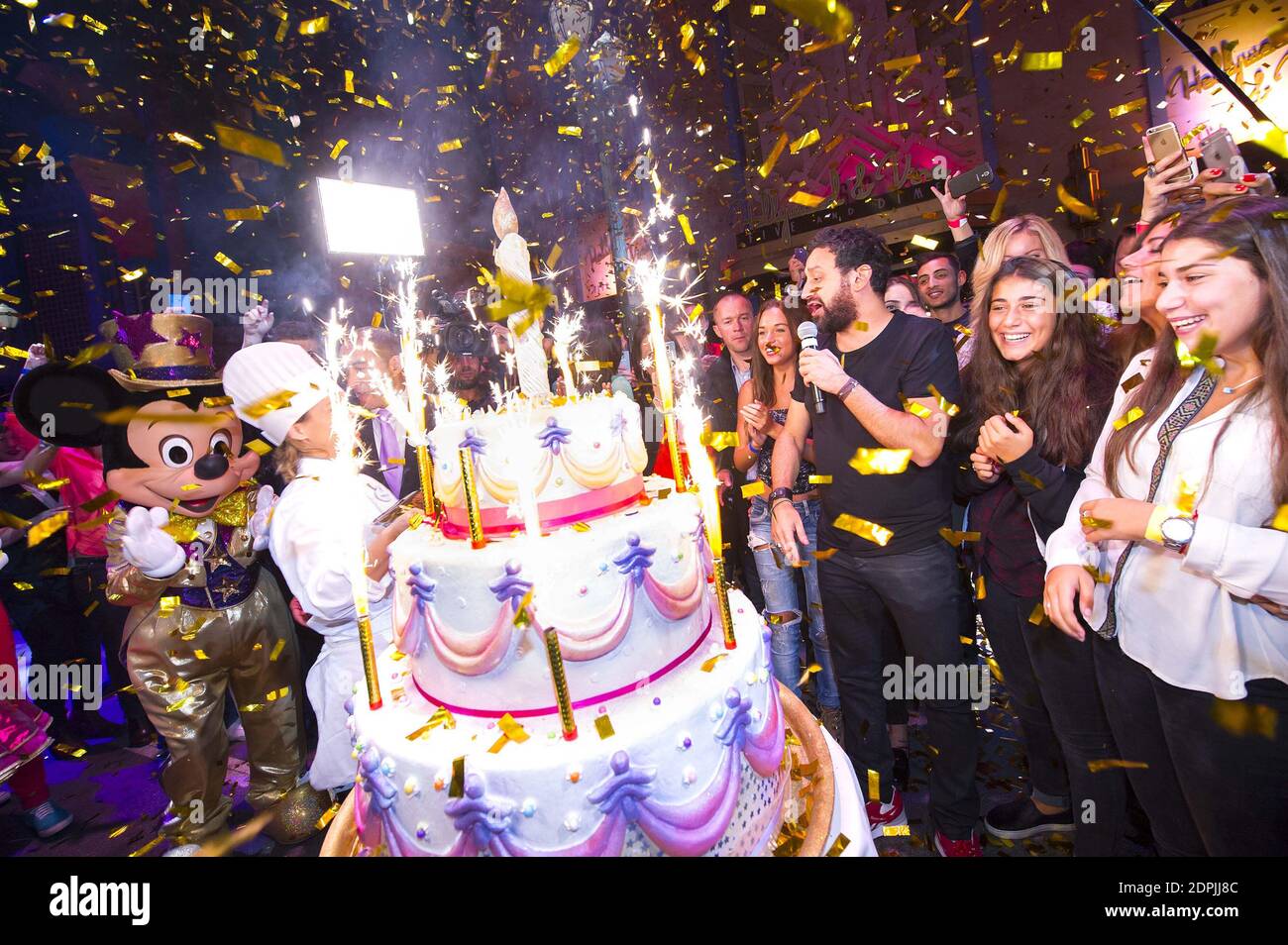 Cyril Hanouna Celebre Son 41 Eme Anniversaire Avec Toute L Equipe De Touche Pas A Mon Poste Au Parc Walt Disney Studios De Disneyland Paris A Marne La Valle France Le 24 Septembre Cyril Hanouna Celebre Son 41 Eme Anniversaire Avec Toute L Equipe De Touche Pas A Mon Poste Au Parc Walt Disney Studios De Disneyland Paris A Marne La Valle France Le 24 Septembre
