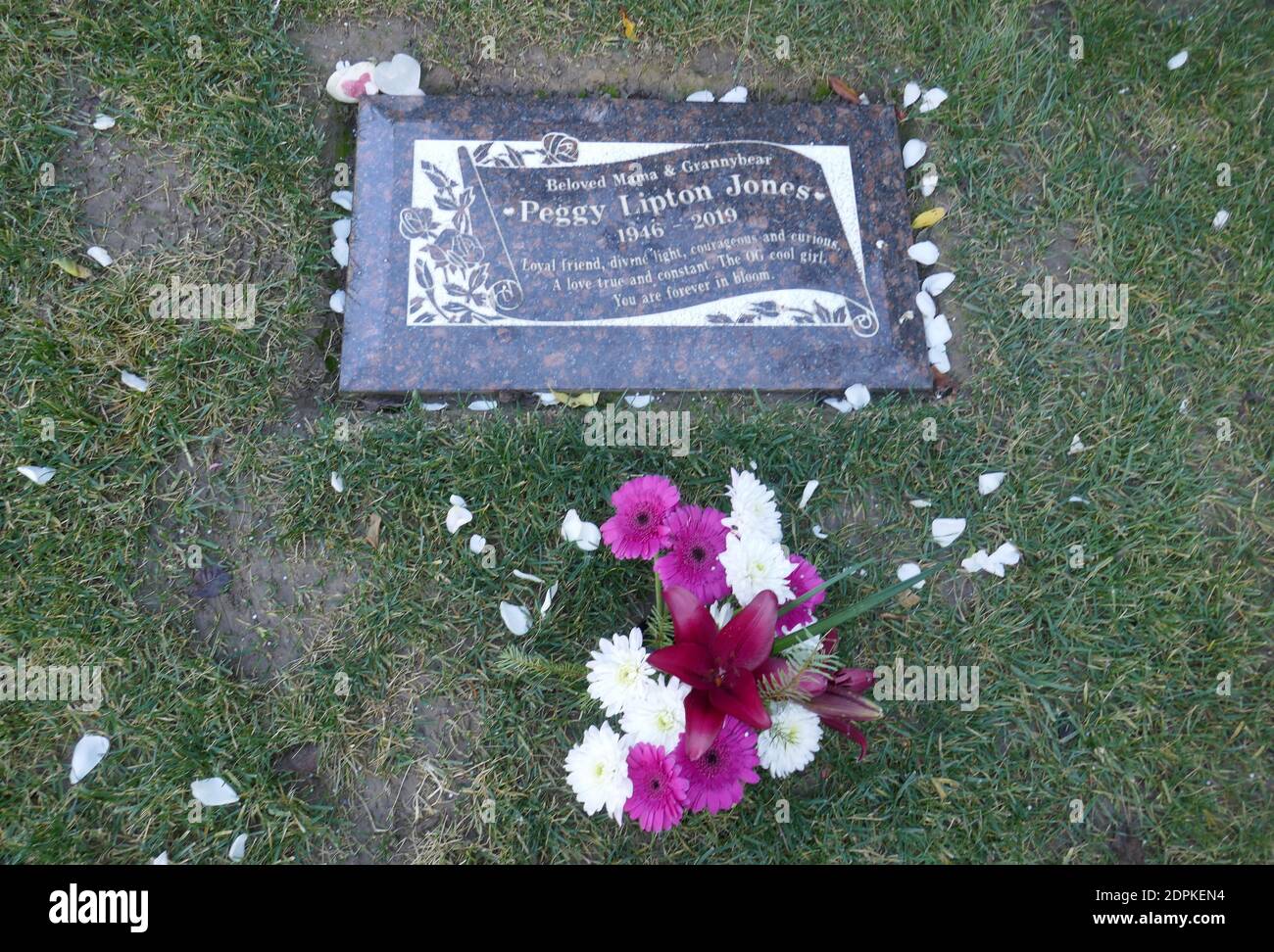Culver City, California, USA 18th December 2020 A general view of atmosphere of actress Peggy Lipton's Grave at Hillside Memorial Park on December 18, 2020 in Culver City, California, USA. Photo by Barry King/Alamy Stock Photo Stock Photo