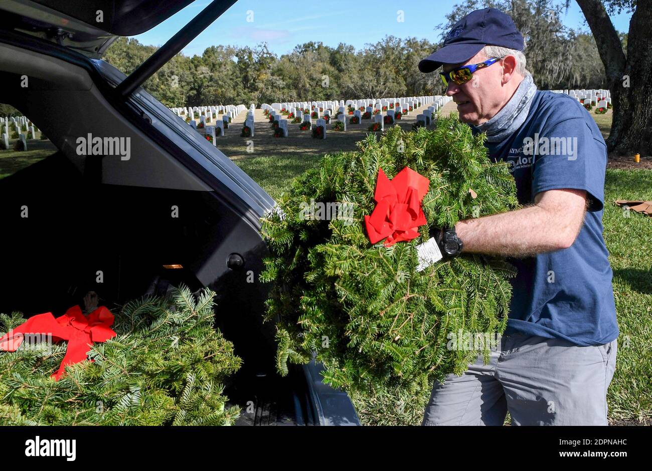 Bushnell, United States. 19th Dec, 2020. A volunteer places wreaths in