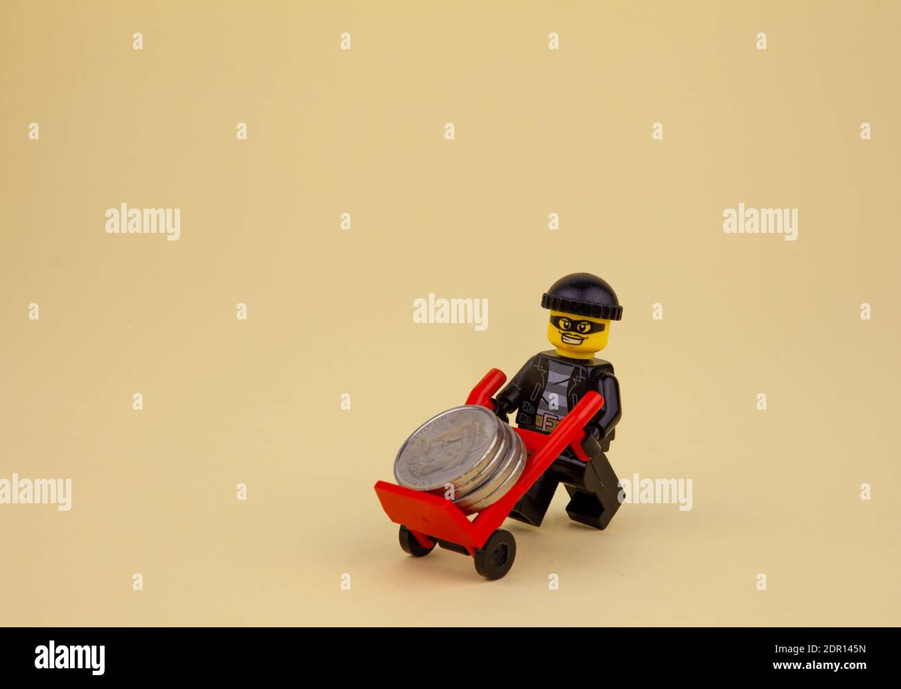 Lippstadt - Deutschland 30. Juli 2020 Batman Lego Figur mit Surfbrett Stock  Photo