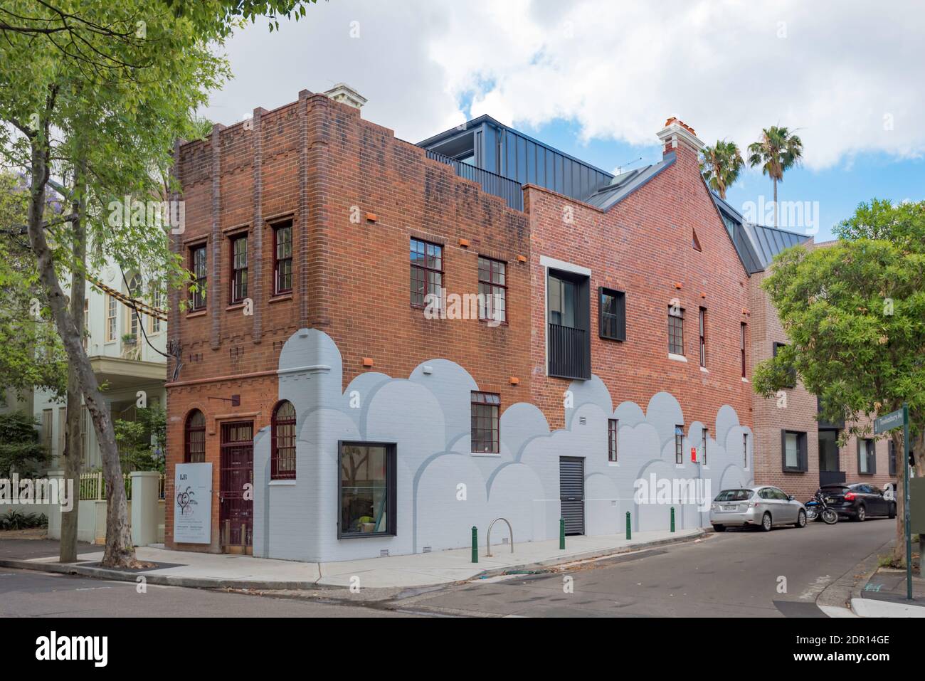 A Victorian terrace house in Sydney's Darlinghurst, updated in the 1920's and retrofitted with additional space above while keeping the street scape Stock Photo