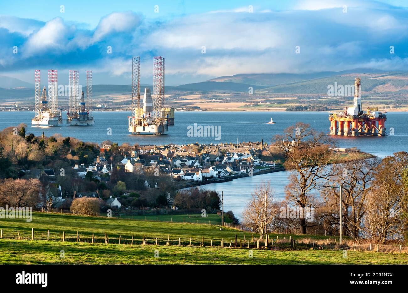CROMARTY BLACK ISLE PENINSULAR SCOTLAND A VIEW OF VILLAGE THE HOUSES AND OIL RIGS OR PLATFORMS IN THE CROMARTY FIRTH Stock Photo