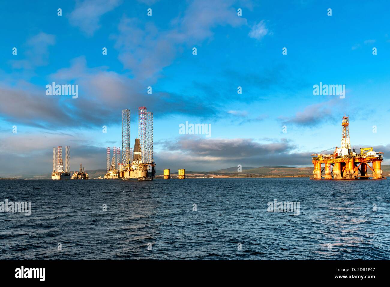 CROMARTY BLACK ISLE PENINSULAR SCOTLAND EARLY MORNING AND THE CROMARTY FIRTH WITH OIL PLATFORMS OR RIGS Stock Photo